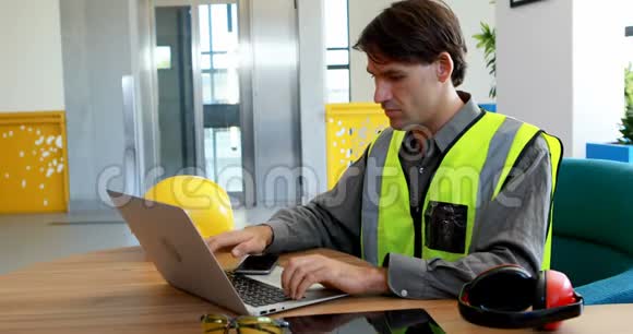 使用笔记本电脑和数码平板电脑的男性工人视频的预览图