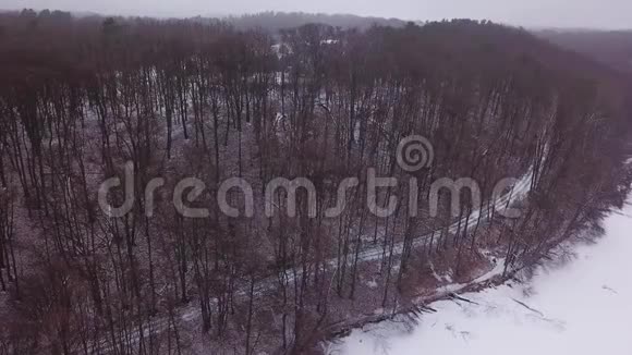带着无人机飞过冬天的雪故事视频的预览图