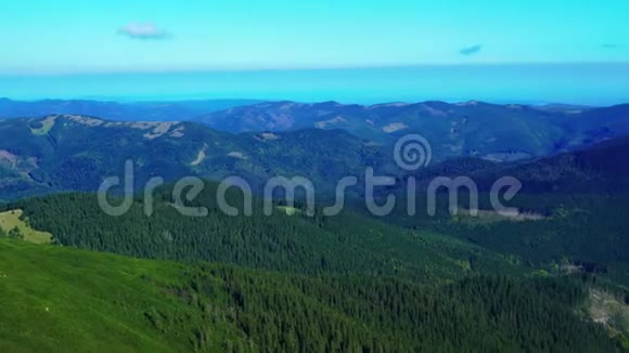 摄像机从喀尔巴阡山脉的峰顶拍摄全景视频的预览图