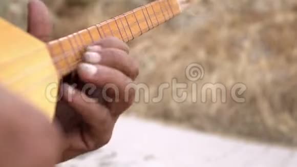 街头音乐家演奏土耳其乐器视频的预览图
