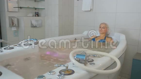 漂亮的女人在水浴中玩得很开心视频的预览图