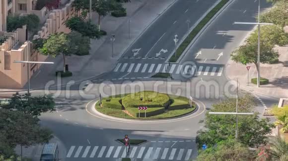 从上面的时间推移在迪拜市中心环形交叉路口的空中景观阿拉伯联合酋长国迪拜视频的预览图