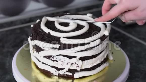 糖果师装饰巧克力蛋糕视频的预览图