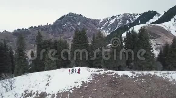 山里的寒假一群人在休息视频的预览图