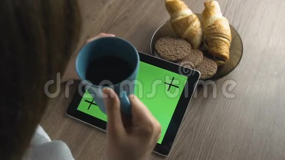 早餐时间与平板和咖啡视频的预览图