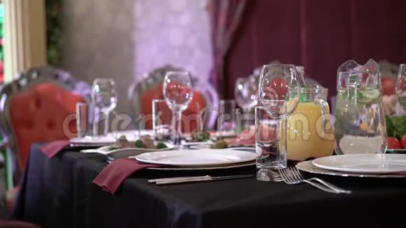 餐厅红餐巾纸上的盘子和眼镜视频的预览图