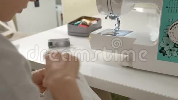女裁缝在缝纫机上缝纫视频的预览图