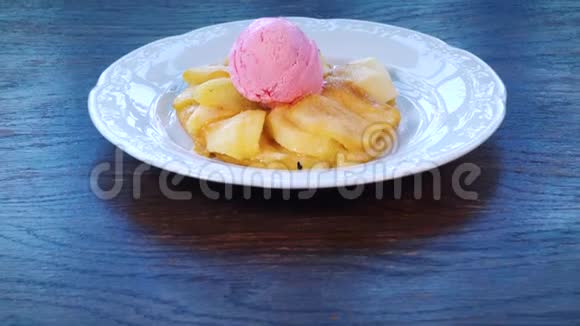 带有香草冰淇淋的热甜点由燕麦片糖核桃和苹果制成的苹果脆视频的预览图