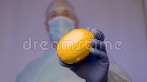 医生示范柠檬通过手势显示这种维生素对你的健康非常有用这是天然的视频的预览图