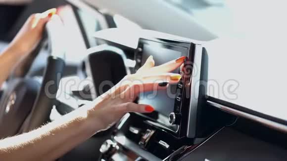 优雅的女人在汽车经销店试着开车视频的预览图