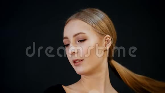 摄影年轻漂亮女人模特的肖像金发化妆投药视频的预览图