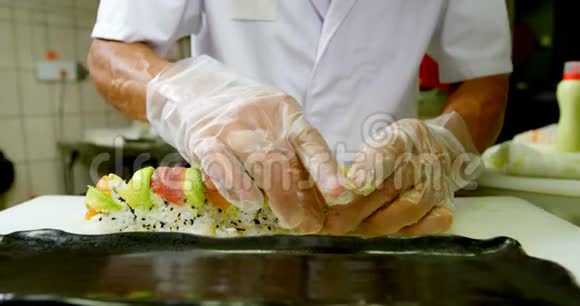 男厨在厨房的托盘里摆放寿司视频的预览图