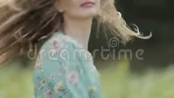 一个美丽的女孩在镜头前着头发的肖像视频的预览图