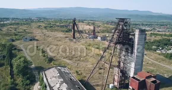 空中维耶在喀斯特浸蚀的背景下两座废弃的苏联盐矿的弗利英欧文视频的预览图
