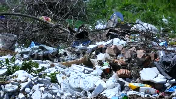 森林附近山上的垃圾视频的预览图