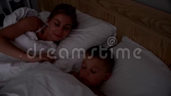 年轻的女人和她的小儿子上床妈妈和儿子一起醒来视频的预览图