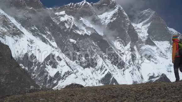 他在喜马拉雅山旅行视频的预览图