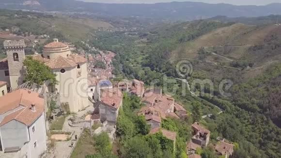 意大利莱诺卡斯特洛山顶废弃村庄4k飞行飞机视频的预览图
