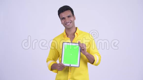 快乐的印度年轻商人展示数码平板电脑视频的预览图