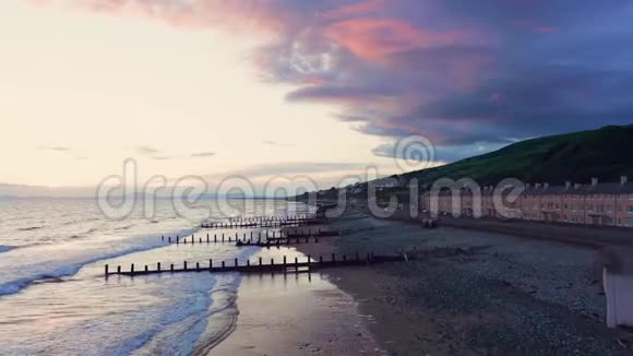 英国北威尔士沿海城镇上空的戏剧性日落视频的预览图