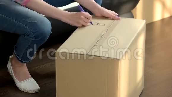 女人拿着纸板箱视频的预览图