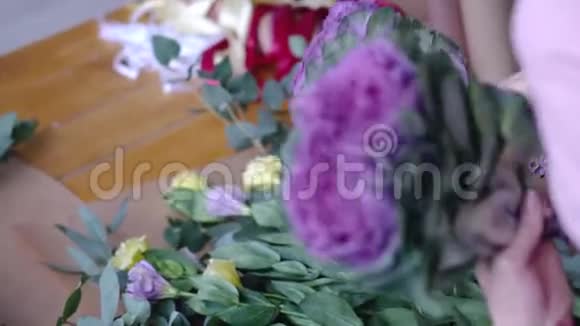 一位花商女士用油菜花布置了一束美丽的花束视频的预览图