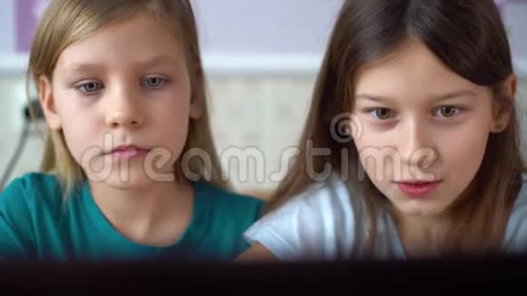 玩电脑游戏的小女孩视频的预览图