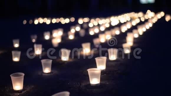 一群蜡烛在街上燃烧阵亡将士纪念日视频的预览图