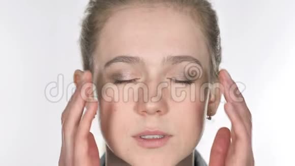 近距离观看休闲年轻女性的头痛压力视频的预览图