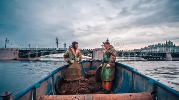 河上的商业渔民视频的预览图
