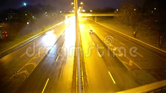 夜间高速公路上的汽车行驶速度快有发生事故的危险雨天视频的预览图