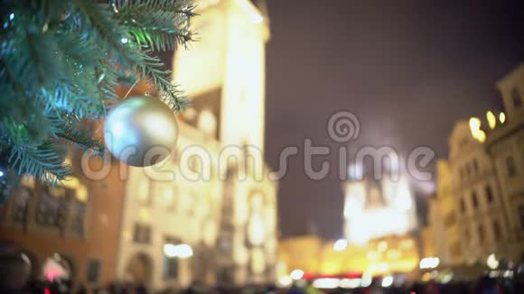 圣诞夜拥挤的城市广场人们在享受寒假的气氛视频的预览图