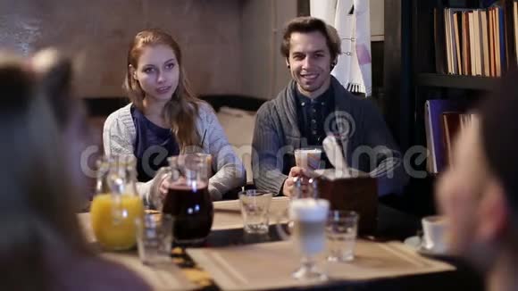 大学生一起在咖啡馆喝咖啡视频的预览图
