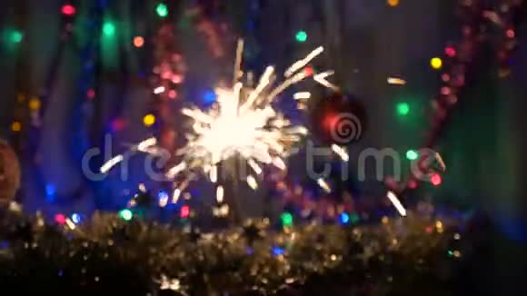 节日的烟火闪闪发光新年背景把相机移到主题上视频的预览图