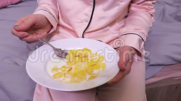 女人在床上吃玉米片和牛奶视频的预览图