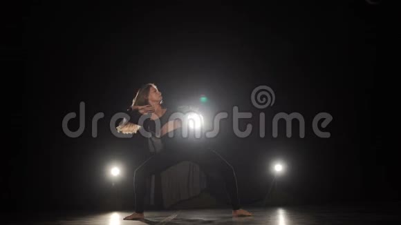 怀孕的舞蹈在黑人工作室视频的预览图