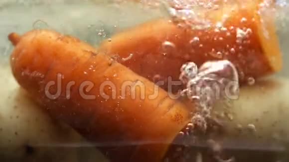 胡萝卜和土豆在沸水中有很多气泡在缓慢运动食物在超级缓慢运动每240帧视频的预览图