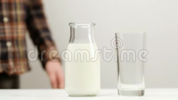 女人倒牛奶钙维生素D视频的预览图