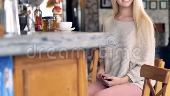 漂亮的女性在咖啡馆用智能手机在线支付4K视频的预览图