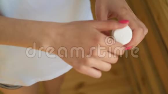 女孩把药从罐子里放进他手里吃了药视频的预览图