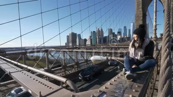 纽约布鲁克林大桥上的年轻美女享受着美妙的阳光视频的预览图