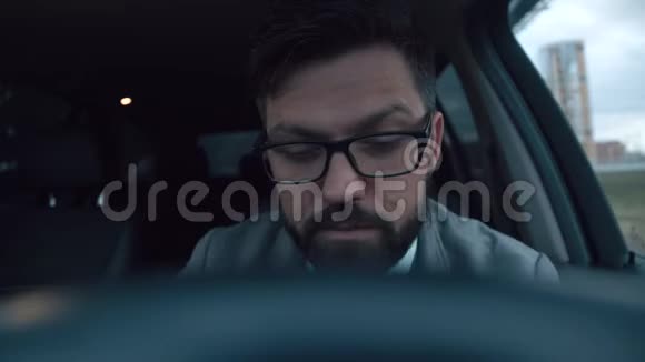 成功的人坐在车后的车轮交通堵塞视频的预览图