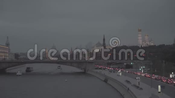 莫斯科克里姆林宫和博肖卡门尼大桥的夜景视频的预览图