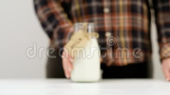 女性提供牛奶乳制品钙维生素D视频的预览图