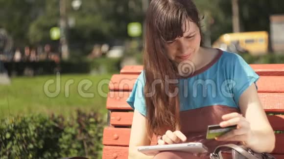 年轻的黑发女人用网卡购物视频的预览图