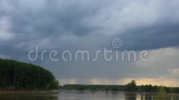 法国吉隆德加隆河上空的风暴和雨水视频的预览图