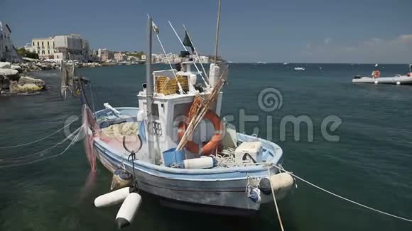 浮在水面上的渔船甲板上的漂网伊希亚海视频的预览图
