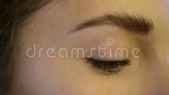 室内模特化妆的绿眼眉视频的预览图