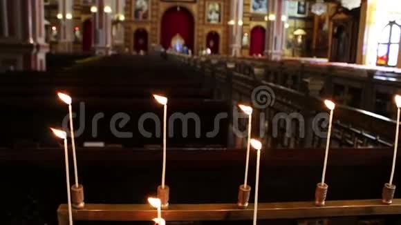 教堂里长长的蜡烛视频的预览图
