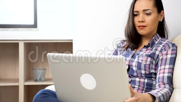 在电脑上工作时打哈欠的女人视频的预览图
